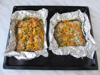 Красная рыба с овощами в фольге запеченная рецепт с фото пошагово -  1000.menu