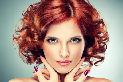 Молодая красивая женщина. Рыжие кудрявые волосы, натуральный макияж  стоковое фото ©MillaFedotova 72597573