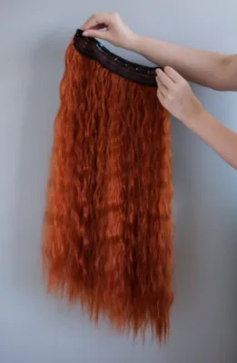 Женщина кудрявые волосы рыжий на открытом воздухе Стоковое Фото -  изображение насчитывающей головка, курчаво: 207098172