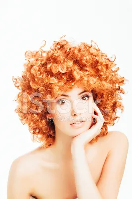 Красивая Женщина С Веснушками И Рыжие Кудрявые Волосы Стоковые Фотографии |  FreeImages
