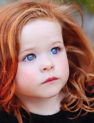 Женщина с рыжими волосами, белой рубашкой и голубыми глазами. | Премиум Фото