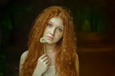 Счастливые красивые рыжие волосы , зеленые глаза кавказская женщина с  идеальной кожей и очаровательная белоснежная улыбка, выгляд Стоковое Фото -  изображение насчитывающей взволнованности, счастливо: 161263062