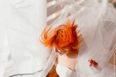 прическа с цветами, украшения для волос, цветы для волос, рыжие волосы  цветы со спины, прическа невесты, Свадебный фотограф Москва
