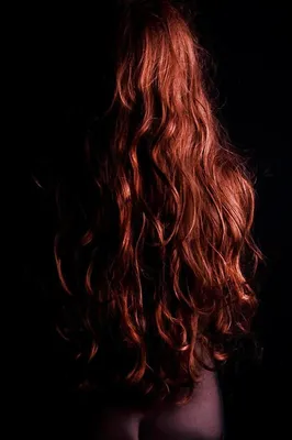 Девушка со спины с рыжими волосами…» — создано в Шедевруме