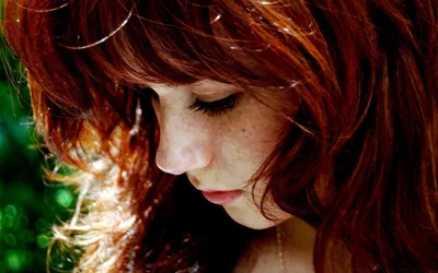 Девушка рыжие волосы байкерша в …» — создано в Шедевруме