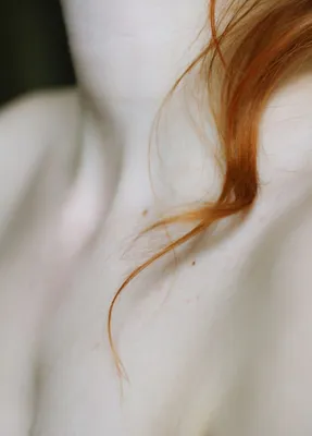 Восхитительная девушка, огненные волосы…» — создано в Шедевруме