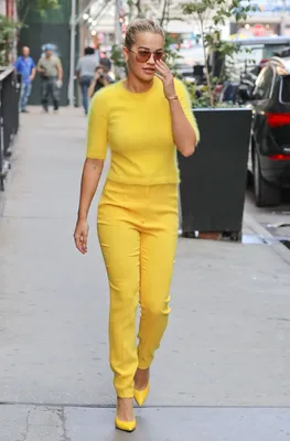 С чем носить желтые брюки женщине – 103 фото | Лукастик