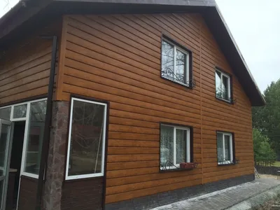 Отделка фасадов домов виниловым сайдингом, монтаж цокольных панелей