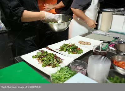 Глубокий салат жареной курицы Стоковое Изображение - изображение  насчитывающей сыр, меню: 41476089