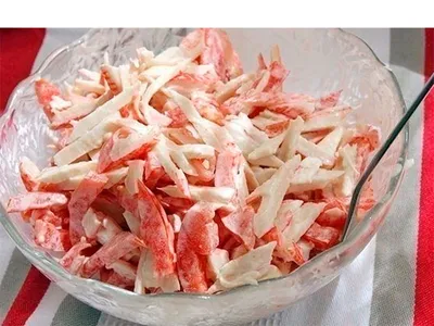 Салат \"Красное море\" с креветками и крабовыми палочками - пошаговый рецепт  с фото на Повар.ру