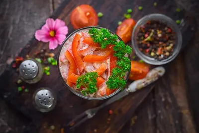 Салат Красное море с крабовыми палочками, помидором и сыром - рецепт  приготовления - видео