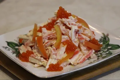 Рецепт салата Красное море: какой вкусный салат приготовить с крабовыми  палочками | FoodOboz