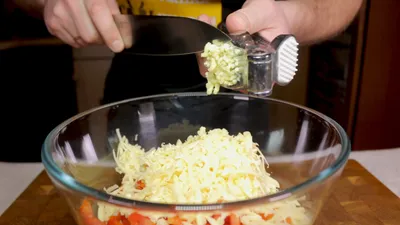 Салат с крабовыми палочками и помидорами. Этот рецепт удивит домашних | РБК  Life