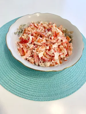 Салат Красное море с помидорами и кальмарами рецепт фото пошагово и видео -  1000.menu
