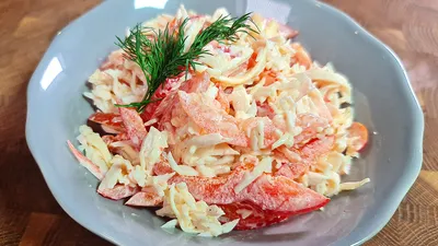 Kedem.ru - Салат «Красное море»  https://kedem.ru/recipe/salads/fsea/salat-krasnoe-more/ Простой и очень  вкусный салат «Красное море» составит конкуренцию на вашем столе, всем  праздничным салатам. Ингредиенты: 200 г крабовых палочек, 100 г сыра, 2 шт  ...