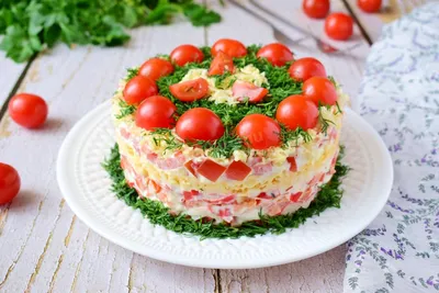 Салат Красное море с крабовыми палочками помидорами и перцем рецепт фото  пошагово и видео - 1000.menu