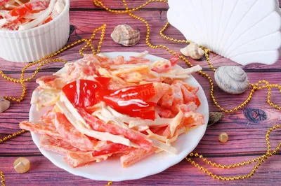 Салат \"красное море\" с крабовыми палочками и помидорами - рецепт с  фотографиями - Patee. Рецепты