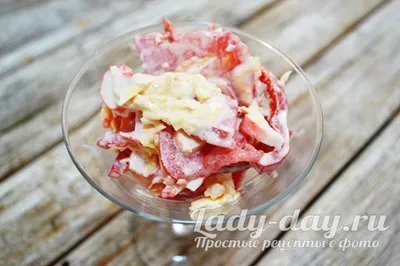 Салат Красное море с крабовыми палочками, помидором и сыром - рецепт  приготовления - видео