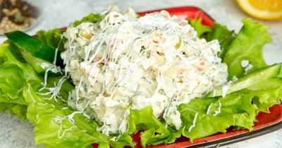 Салат «Мимоза с салатом айсберг» Необычно и вкусно! Выкладываем слоями:  -отварной картофель; -консерва горбуша; -салат айсберг; -отварные… |  Instagram