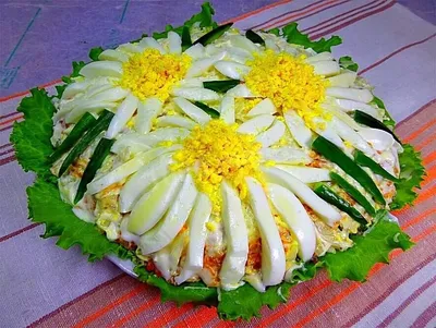 Слоеный салат «Ромашка» с ветчиной и грибами - пошаговый рецепт с фото на  Готовим дома