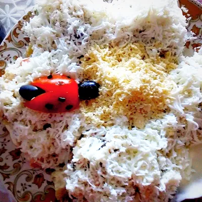 Салат «Ромашка» со свежей свеклой — рецепт с фото пошагово