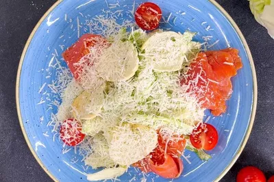 Классический салат Цезарь с семгой рецепт фото пошагово и видео - 1000.menu