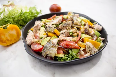 Цезарь с лососем… Салат, который позволяет в полной мере насладиться  сочетанием рыбы, овощей и нежным соусом 😋 📌В составе: лосось, микс с… |  Instagram