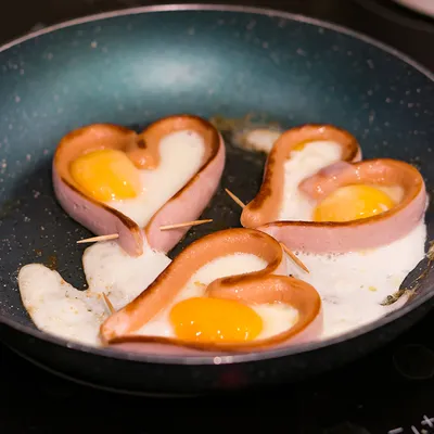 Яйца, разрезанные в виде сердца на белой тарелке с сосисками, тост из  натурального теста, изолированный на белом мраморном фоне Д Стоковое  Изображение - изображение насчитывающей вылечено, краденный: 164678503