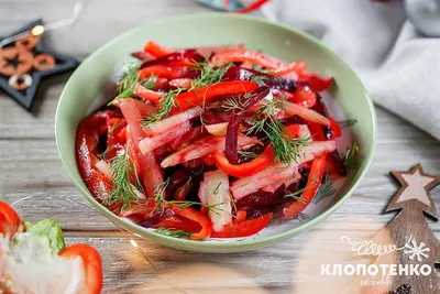 Салат с красной рыбой и сливами по рецепту Евгения Клопотенко