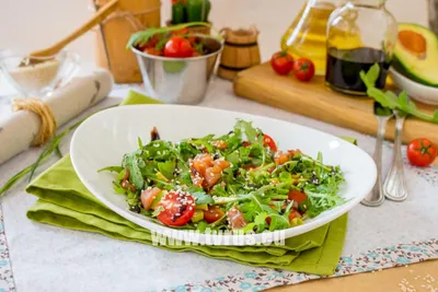 Диетический салат с красной рыбой слабосоленой, рецепт простой и быстрый