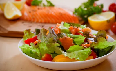 Как приготовить вкусный салат с красной рыбой: простой рецепт | Вилка.  Ложка. Палочки: рецепты и советы | Дзен