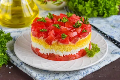 Слоёный салат с красной рыбой, креветками и икрой: рецепт - Лайфхакер