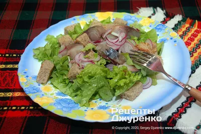 Салат с красной рыбой, яйцами, огурцами и авокадо: рецепт - Лайфхакер