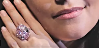 Golders Eu - Самое дорогое кольцо в мире - The World's First Diamond Ring  Стоимость: $70 046 000 Кольцо создано ювелирами швейцарской компании  Shawish, славящейся премиальными украшениями, не имеющими аналогов. Кольцо  не