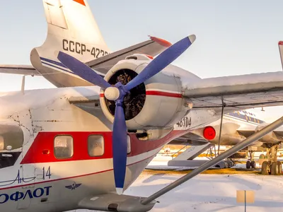 Самолет который не смог заменить \"Кукурузник\". Ан-14 \"Пчелка\" | Авиация и  техника - СвердловскАвиа | Дзен