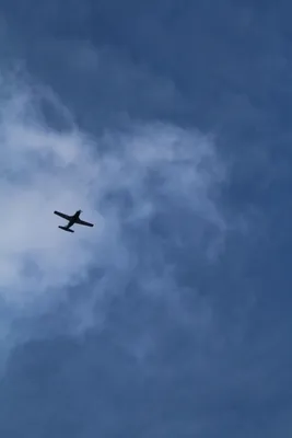 Самолет в небе фото с земли фото
