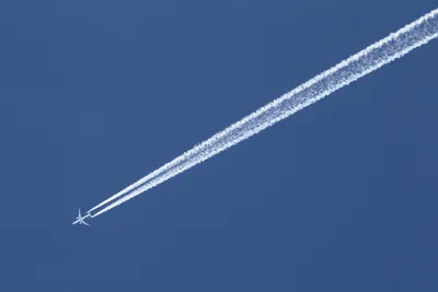 Почему от самолётов остаются следы в небе? Рассказывает лётчик