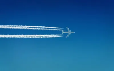 вид из окна самолёта в красивом облачном небе и крыле самолёта Стоковое  Изображение - изображение насчитывающей дело, через: 237541635