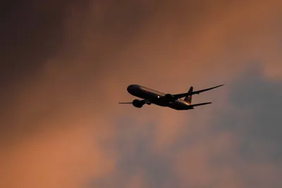 Самолет в небе с облаками в Лондоне и на низком полете Стоковое Изображение  - изображение насчитывающей вольность, плоскость: 148624579