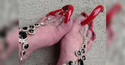 Необычайно длинные ногти на ногах пенсионерки не дают ей носить туфли, но  позволяют прилично зарабатывать (фото) - «ФАКТЫ»