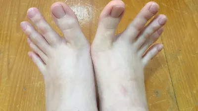 Китайская девушка покорила интернет длиннющими пальцами на ногах - KP.RU