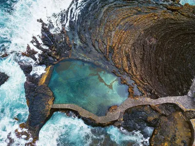 Самые красивые в мире бассейны 🥰 - Blue Lagoon, Исландия Природные горячие  источники, бережно оборудованные людьми. - Cambrian… | Instagram