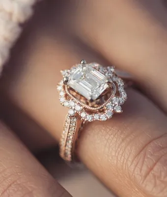 Кольцо с изумрудом — главный объект желания даже тех, кто не любит  ювелирные украшения | Vogue Russia