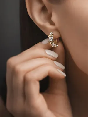 Золотые серьги с бриллиантами — купить золотые серьги с бриллиантами в  Москве в интернет-магазине Adamas.ru