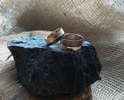 Оригинальные обручальные кольца из белого и желтого золота