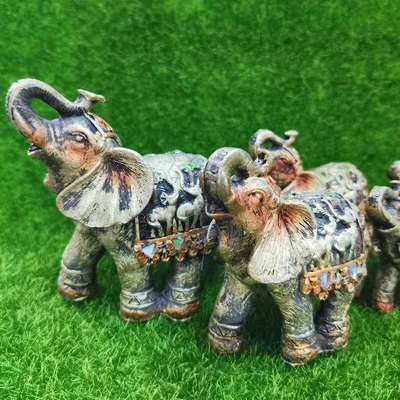 7 слонов, гуляющих возле водоема днем · Бесплатные стоковые фото