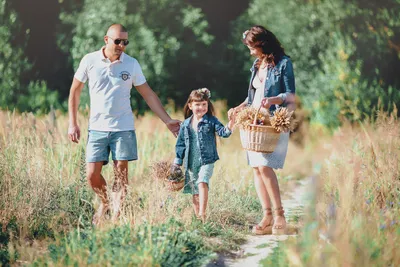 Фотографы Y-Family » Свадебный фотограф Киев, Украина, Европа. Душевная  европейская фотография. Фотограф на свадьбу. Семейная студия Y-Family. » СЕМЕЙНАЯ  ФОТОСЕССИЯ НА ПРИРОДЕ В ПОЛЕ ПИКНИК (НА ЛУЖАЙКЕ) (1)