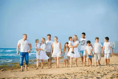 отдых на пляже в то время как семья на заднем плане весело море молодой  Фото И картинка для бесплатной загрузки - Pngtree