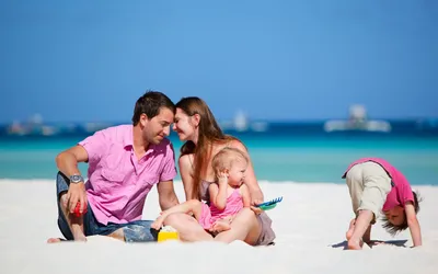 Счастливая семья с ребенком, принимая селфи на пляже в летний день |  Премиум Фото