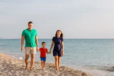 Семейная фотосессия в ожидании чуда на пляже. Свадебный фотограф,  фотосъемка в Крыму, Севастополе, Симферополе, Ялте